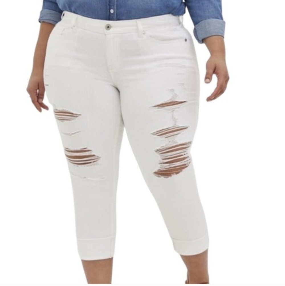 🔥Torrid White Distressed Boyfriend Cropped Jeans